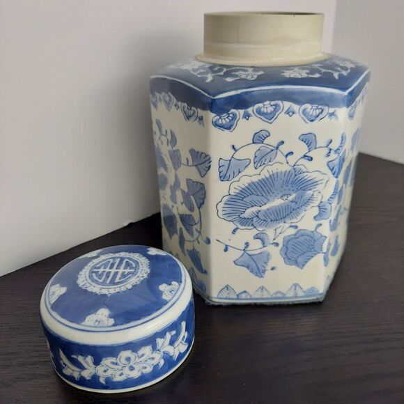 Porcelain Lidded Ginger Jar Vintage Style Blue and White Floral Motif 9" w/Lid - Picture 3 of 15
